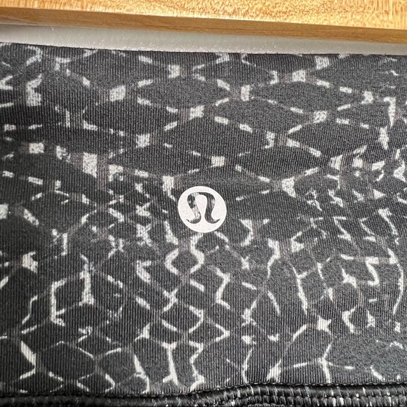 LULULEMON Samba Snake Battleship Black Wunder Under Crop III - Picture 7 of 8